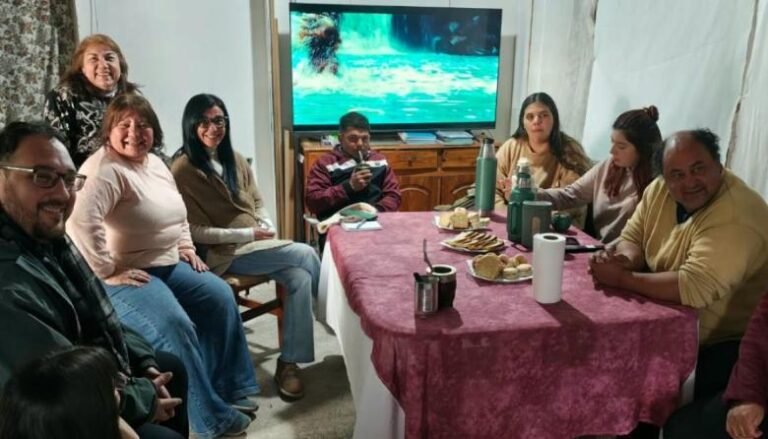 Andrea Cáceres sigue recorriendo barrios y reuniéndose con vecinos en el distrito de Necochea