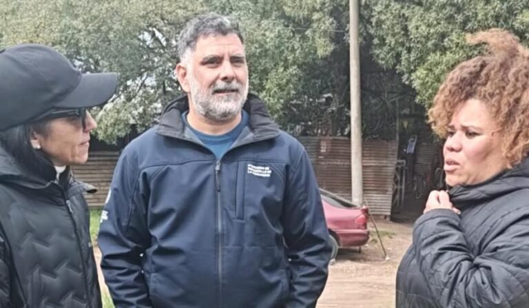 Andrea Cáceres y Diego Ginestra visitan el Centro de Murga Hoy Bailaré en Necochea