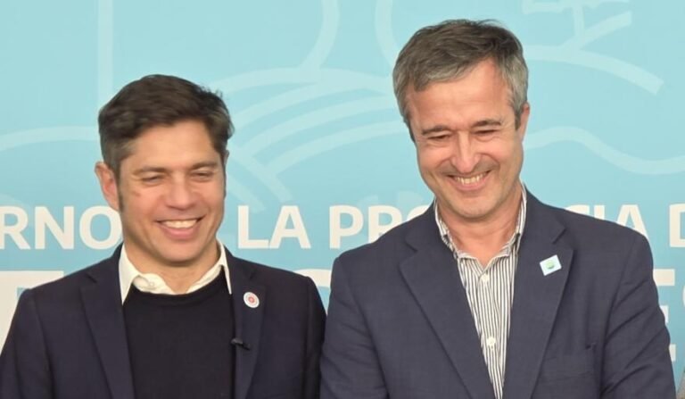 Kicillof visita Lobería y entrega equipamiento con énfasis en la colaboración provincial