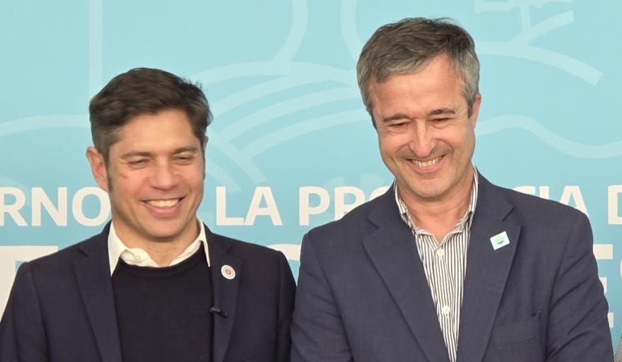 Kicillof visita Lobería y entrega equipamiento con énfasis en la colaboración provincial