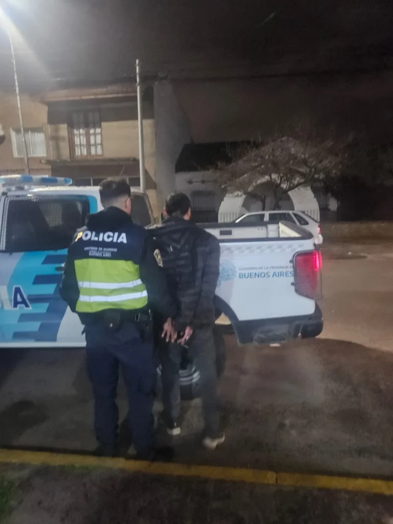 Policía de Necochea intercepta a hombre bajo efectos de alcohol con arma blanca y cocaína en la calle 73 al 600