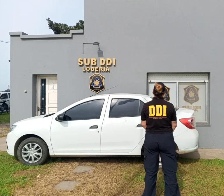 Mujer de 41 años es detenida por conducir auto robado con documentación falsa en la intersección Necochea-Alem