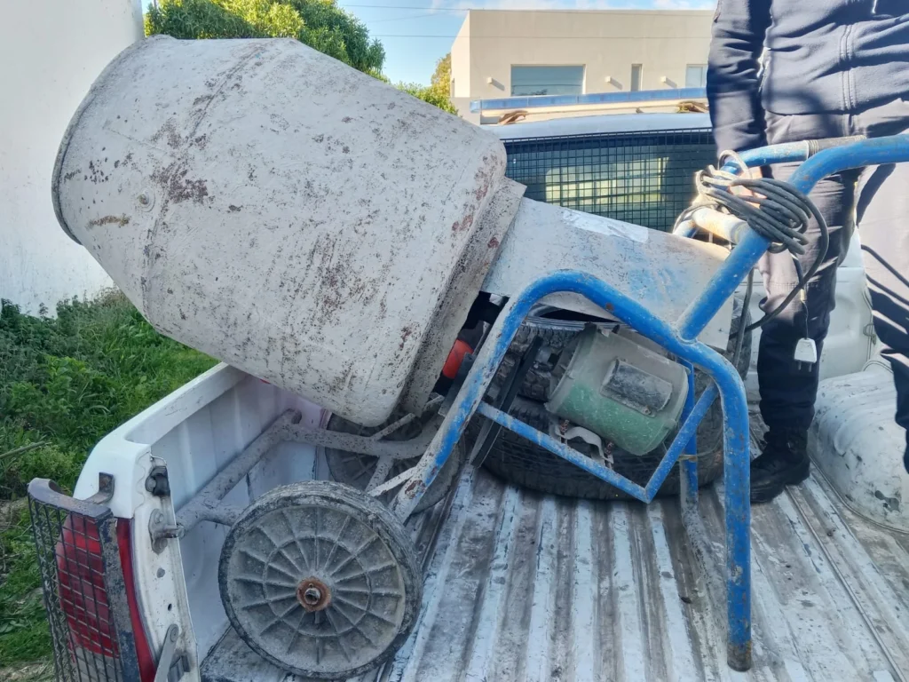 Policía recupera herramientas y electrodomésticos en descampado de Quequén
