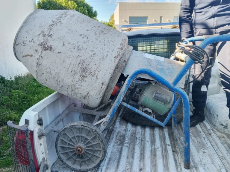 Policía recupera herramientas y electrodomésticos en descampado de Quequén
