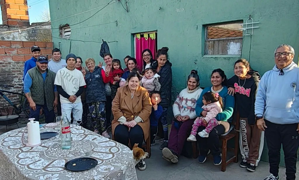 Andrea Cáceres se reúne con vecinos del barrio Papá Falcone para escuchar demandas y proyectar acciones