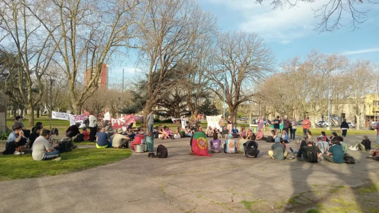 La Marcha de la Bronca se manifestó en Necochea con una concentración frente a la Municipalidad