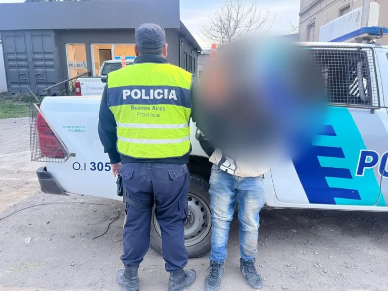 Hombre de 50 años detenido tras dañar cámaras de seguridad y amenazar a policías en Quequén