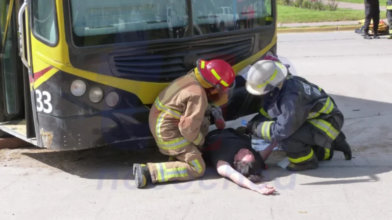 Simulacro de accidente en Plaza Dardo Rocha fortalece coordinación de equipos de emergencia