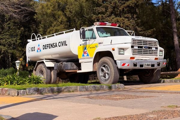 Defensa Civil incorpora camión cisterna de 12.000 litros para reforzar la respuesta en Necochea