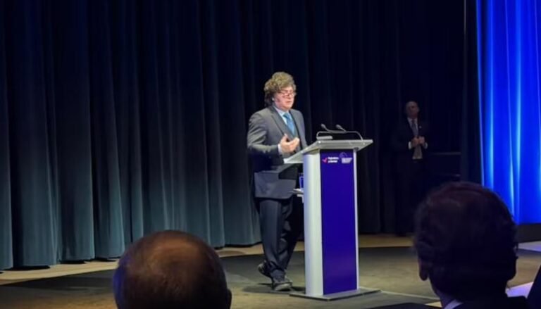 Javier Milei critica al peronismo y destaca la mejora del riesgo país en conferencia de Nueva York