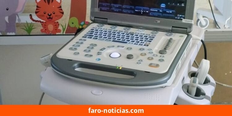 Club de Leones entrega nuevo monitor para ecógrafo de Pediatría y Neonatología en Necochea