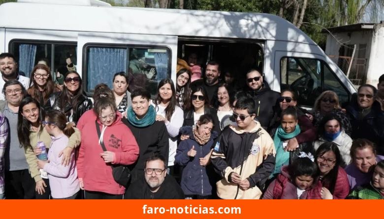 Escuela Especial Nº 503 recibe combi propia para garantizar traslado seguro