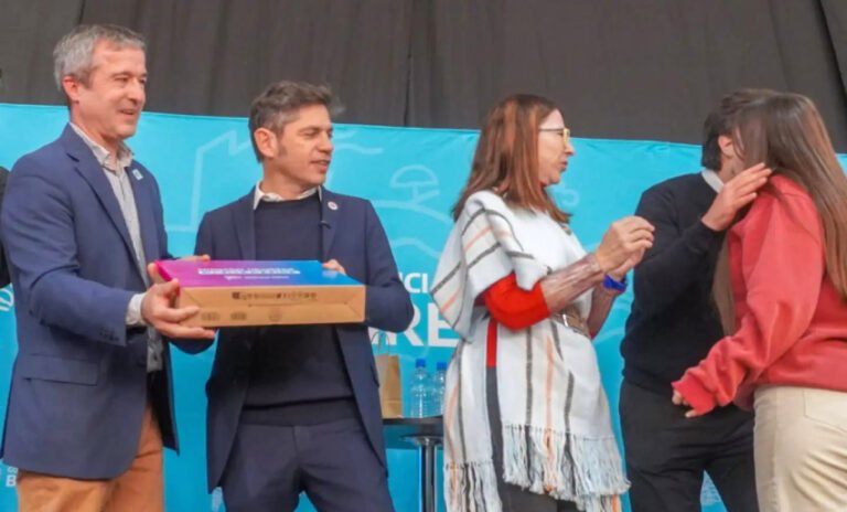 Kicillof entrega 380 escrituras y netbooks en Lobería