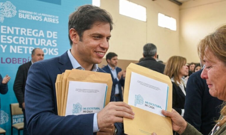 Kicillof visita Lobería y Balcarce: entrega de escrituras, netbooks y reinauguración del Autódromo Fangio