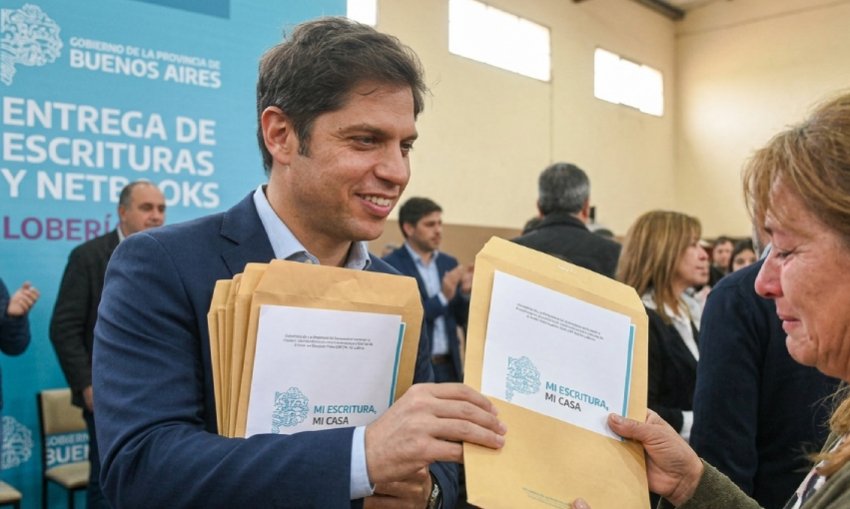 Kicillof visita Lobería y Balcarce: entrega de escrituras, netbooks y reinauguración del Autódromo Fangio