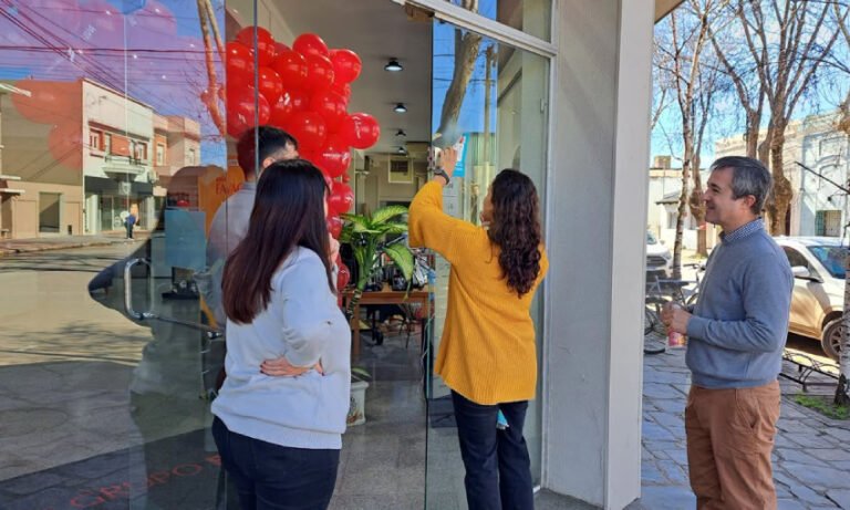 Intendente Barrena visita comercios habilitados en Lobería y entrega códigos QR