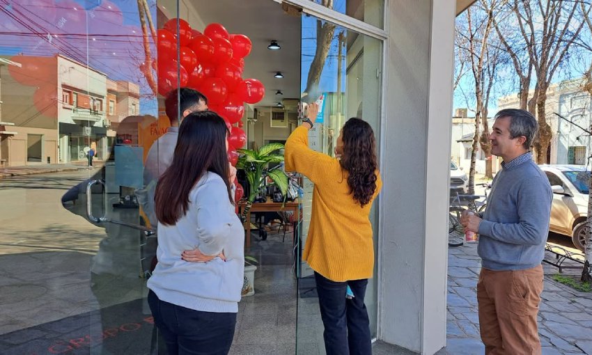 Intendente Barrena visita comercios habilitados en Lobería y entrega códigos QR