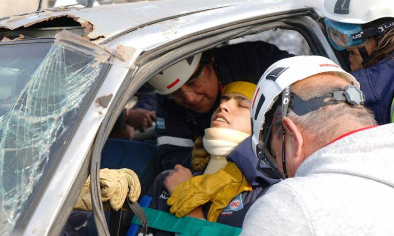 Simulacro de accidente vial en la Plaza Dardo Rocha: coordinación de bomberos y Defensa Civil
