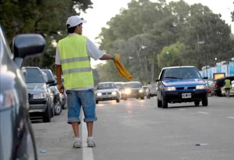 Concejo Deliberante de Necochea y Quequén aprueba la prohibición de los cuidacoches en la vía pública