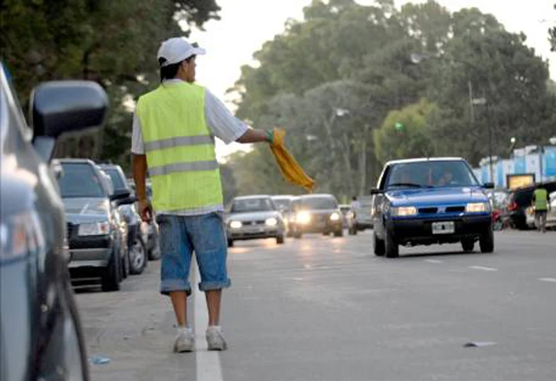 Concejo Deliberante de Necochea y Quequén aprueba la prohibición de los cuidacoches en la vía pública