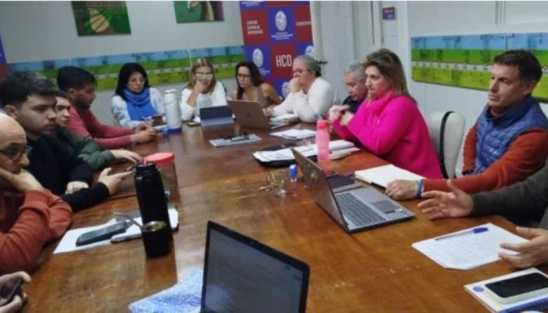 Concejales revisan el pliego de colectivos y piden priorizar tarifa baja y antigüedad de unidades
