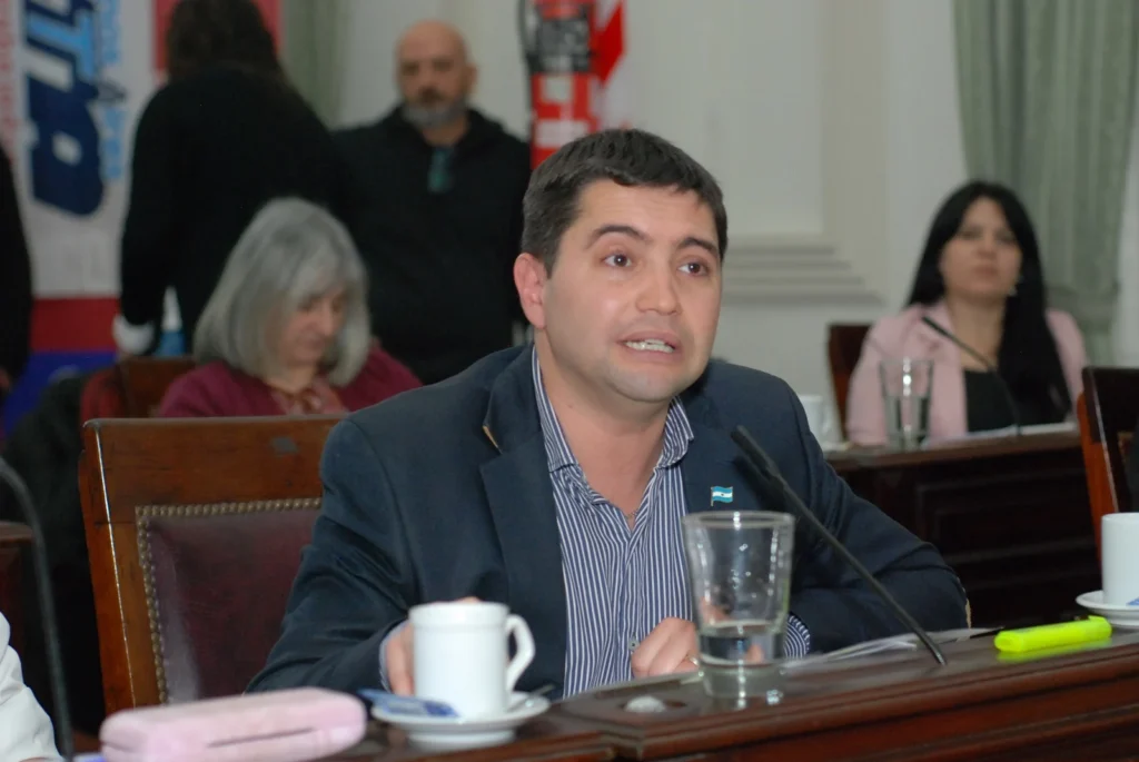 Concejal Tabárez defiende nueva licitación de transporte público en Necochea