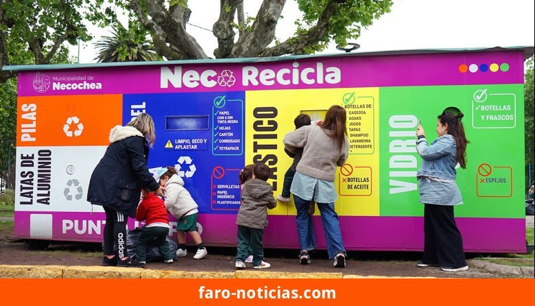 Eco-Canje en la Plaza Dardo Rocha por el aniversario de Necochea: reciclables por plantas del Vivero Municipal