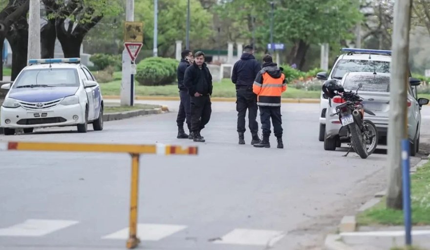 Detuvieron a hombre alcoholizado en su auto en el centro de Necochea tras ser buscado por la Policía de Mar del Plata