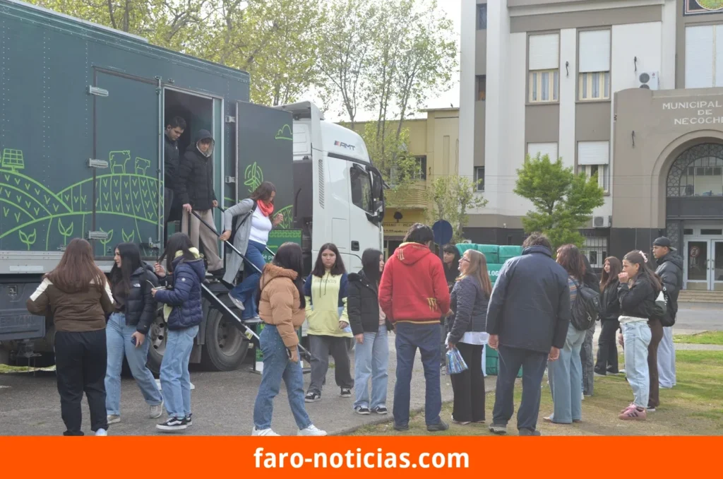 Alumnos de Necochea participan en la segunda jornada del museo itinerante Larti Innova