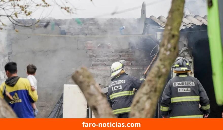 Incendio destruye vivienda de una familia en Quequén y la comunidad se moviliza para brindar ayuda