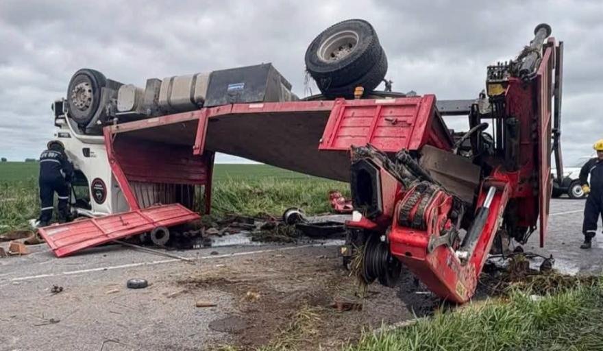 Camionero de Necochea herido tras volcar en la Ruta 228 al chocar con una pulverizadora