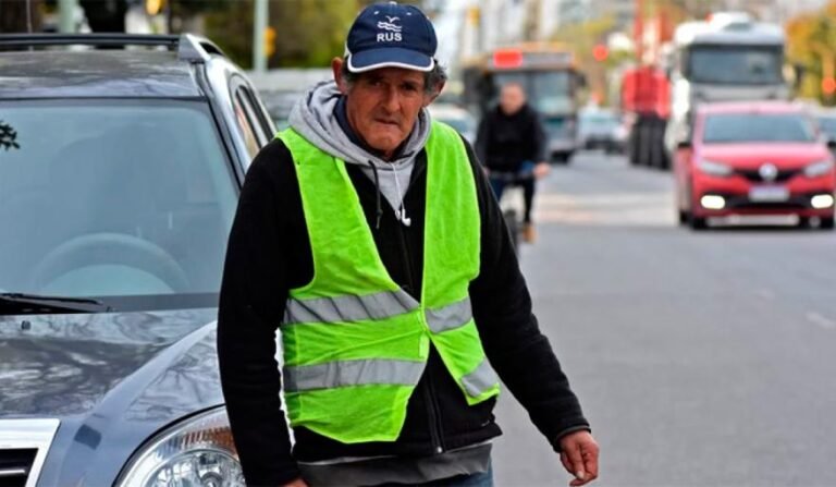Concejo de Necochea aprueba ordenanza que restringe a los cuidacoches y limpiavidrios en la ciudad y Quequén