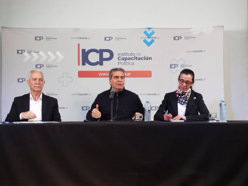 El PJ bonaerense realizó en Necochea una charla de formación política con la presencia de Capitanich, Alak y Cáceres