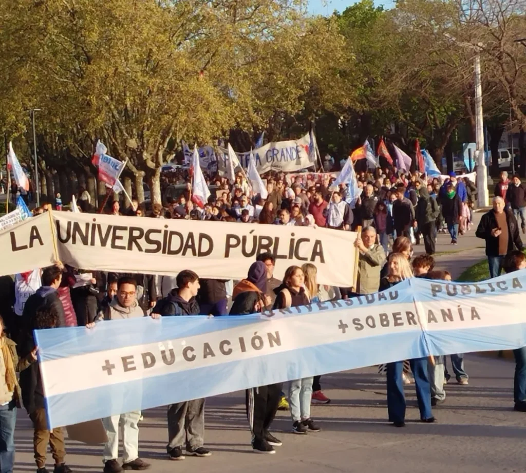 Marcha Federal Universitaria exige cumplimiento de la Ley de Financiamiento y mayor inversión en la educación pública de Necochea