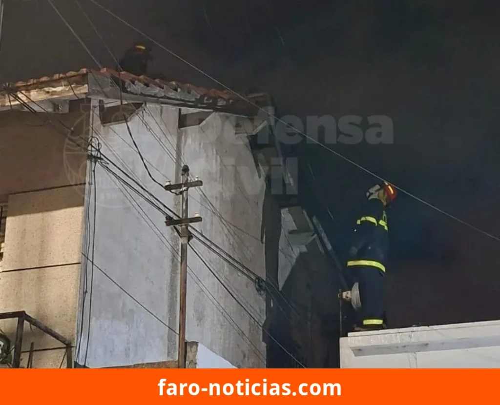 Bomberos y Defensa Civil apagan incendio estructural en vivienda de la calle 55 al 2200 en Necochea