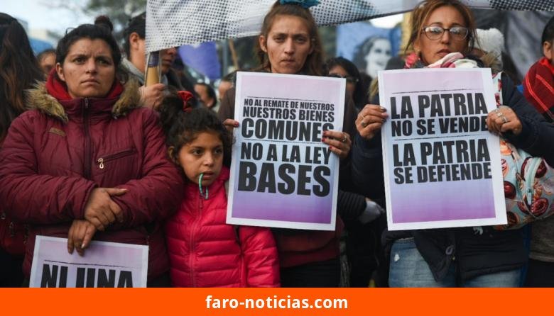 Un experto advierte que la Ley Bases solo aumentó la precariedad laboral: “nadie elige cobrar la mitad”