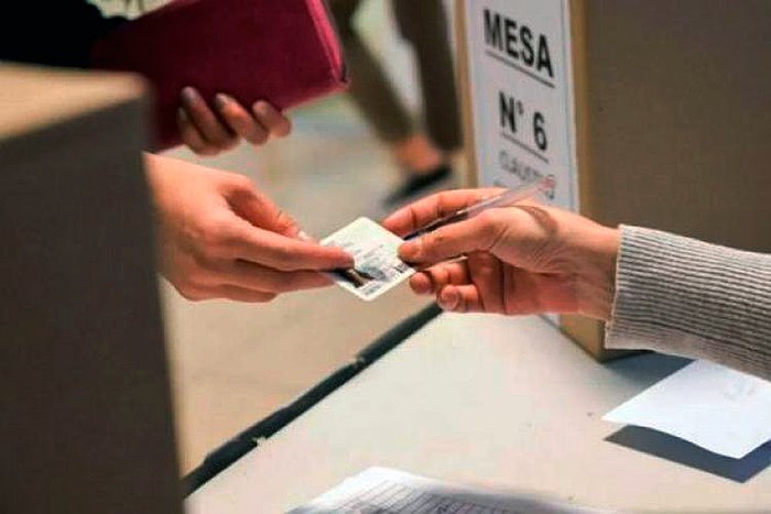 Encuesta Synopsis 2027 muestra una carrera presidencial prácticamente igualada entre Milei y la oposición