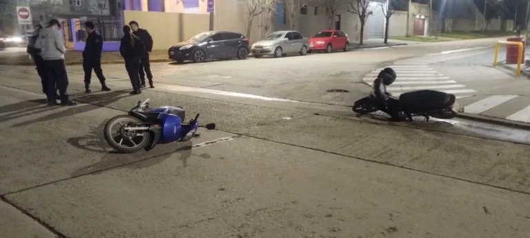 Dos heridos tras choque de motos en la intersección de las calles 574 y 519 en Quequén