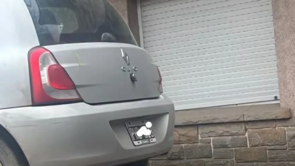 Hallan un Renault Clio con pedido de secuestro en estado de abandono en calle 8 al 3800