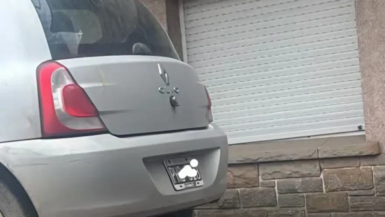 Hallan un Renault Clio con pedido de secuestro en estado de abandono en calle 8 al 3800