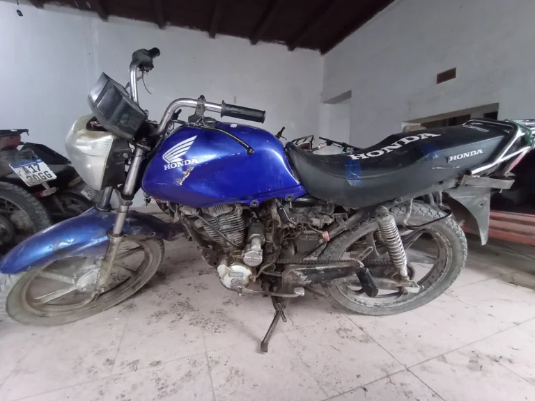 Aprehendido en Quequén por circular en una moto con patente falsa