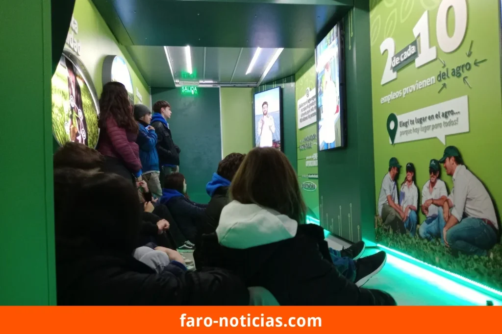 El camión interactivo de Larti Innova llega a la Plaza Dardo Rocha de Necochea para estudiantes secundarios