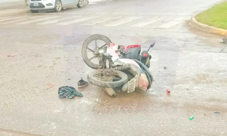 Motociclista hospitalizado tras choque entre Brava 110 cc y Ford EcoSport en la intersección de Av. 59 y Calle 70