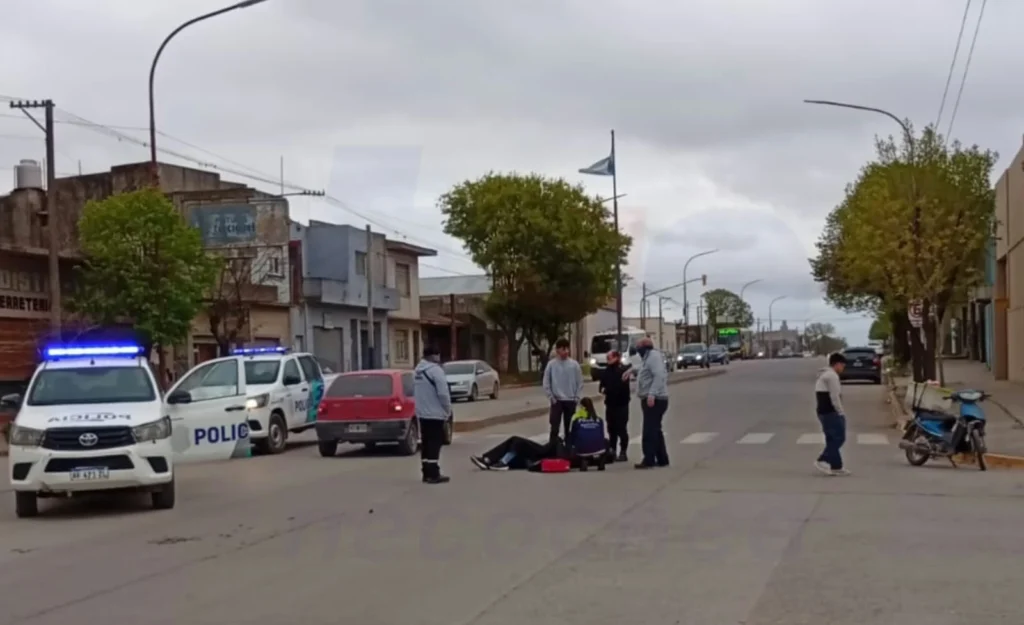Accidente en la intersección de Lobería y 519 deja a una motociclista hospitalizada