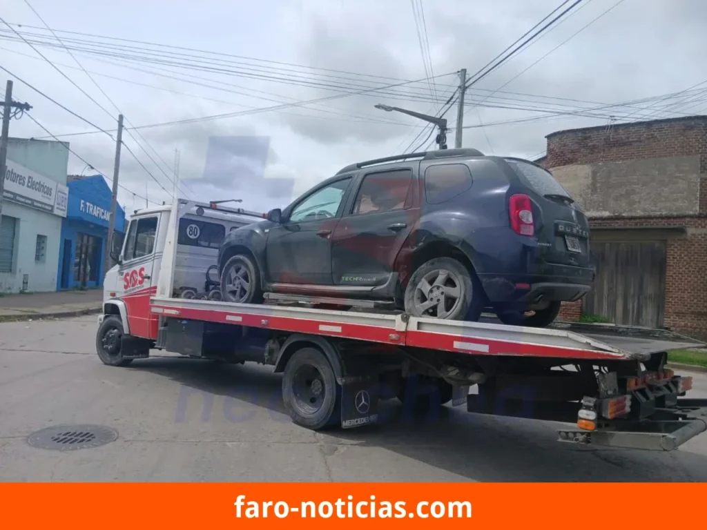 Choque en 61 y 40: un auto terminó en la vereda y la conductora no tenía licencia