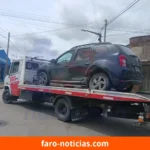 Choque en 61 y 40: un auto terminó en la vereda y la conductora no tenía licencia