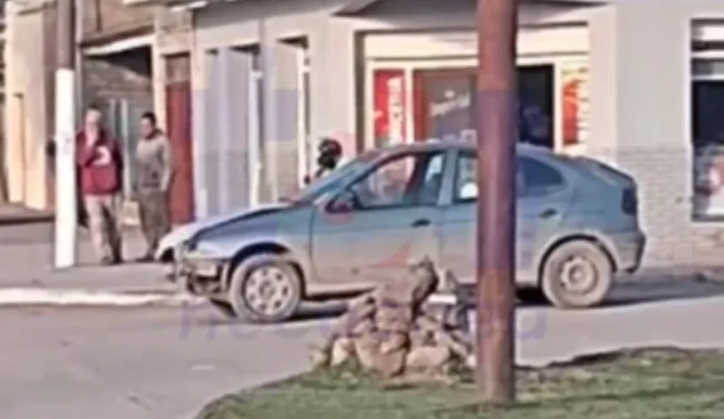 Colisión entre auto y moto en la avenida 578 de Quequén deja sin información de heridos
