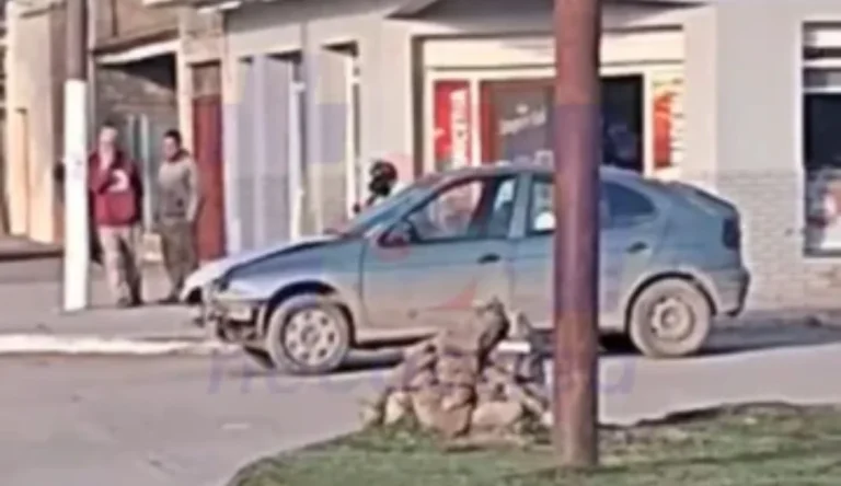 Colisión entre auto y moto en la avenida 578 de Quequén deja sin información de heridos