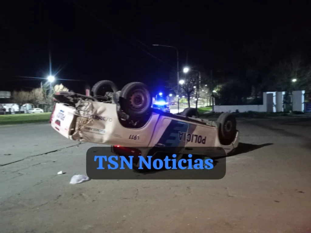 Patrullero de la Policía de Necochea volca en la intersección de Avenida 59 y Calle 106 tras persecución
