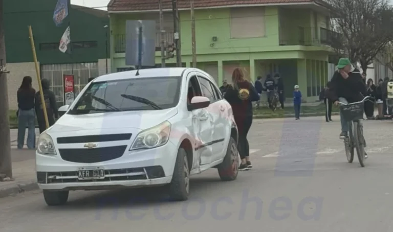 Accidente entre auto y moto en Quequén deja a conductor de la motocicleta con lesiones y traslado al Hospital Municipal